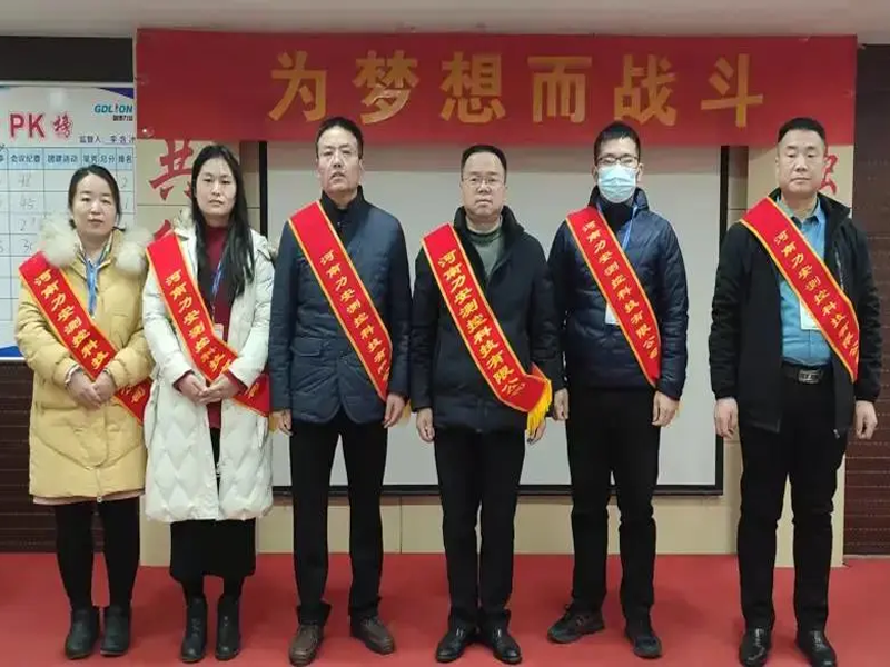 他們是一束光，為伊始照亮